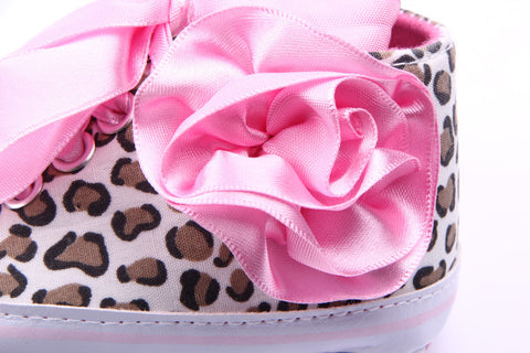 Leopard print shoe head baby shoes.